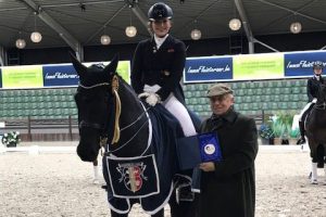 Alexa Westendarp ontvangt felicitaties van juryvoorzitter Jacques VanDaele